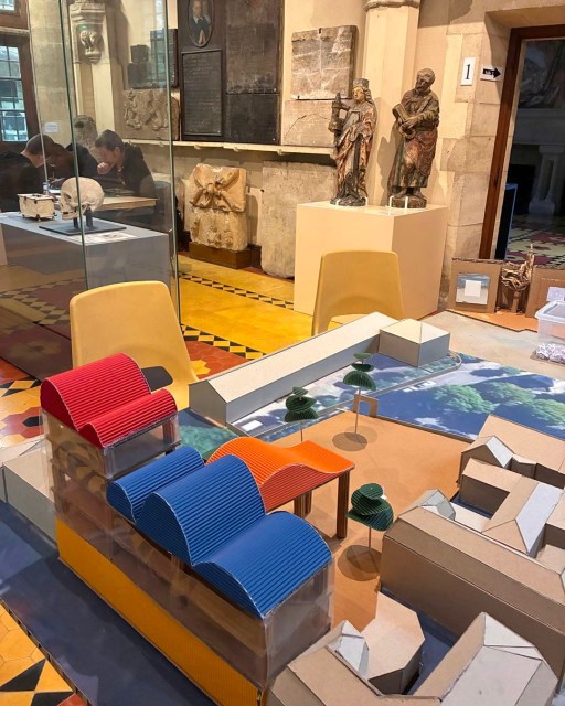 Journées Nationales de l’Architecture à Verdun !Un vrai projet d’école d’architecture pour les élèves du lycée Jean-Auguste Margueritte, au musée de la Princerie La consigne : le musée n’existe plus… il faut imaginer un nouveau musée, résolument contemporain, sur la même parcelle.Plusieurs groupes, plusieurs visions, et surtout une belle créativité au rendez-vous !Une journée riche : découverte du musée + immersion dans la conception architecturale — une pierre, deux coups #JournéesNationalesDeLArchitecture #Verdun #MuséeDeLaPrincerie #Architecture #ProjetPédagogique #LycéeJeanAugusteMargueritte #Culture #Créativité #VerdunVilleDArtEtDArchitecture