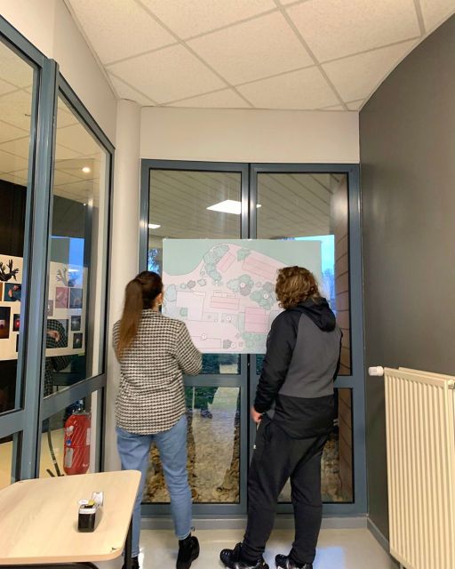 Pour la 3ème année consécutive, nous aurons le plaisir d’accompagner les élèves du Lycée Polyvalent Condorcet de Schœneck — une cinquantaine chaque année — engagés dans la spécialité architecture Année 1 : création d’une micro-architecture au cœur de la cour de l’établissement Année 2 : conception d’un espace architectural pour faire classe en extérieur Année 3 (à venir) : imaginer un belvédère pour l’ancienne carrière située à deux pas du lycéeLe nouveau projet démarre la semaine prochaine…En attendant, retour en images sur ces deux dernières années riches en créativité, rencontres et expérimentations 🙌