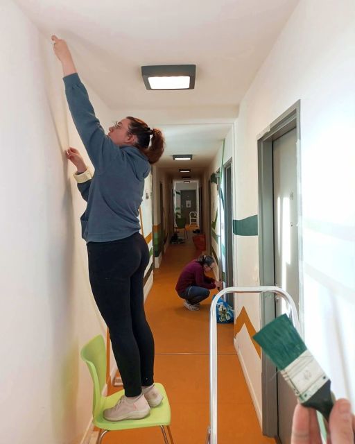 Nouveau chantier participatif !Avec les résidents de la pension de famille Adoma d'Essey-lès-Nancy, un nouveau projet collectif s’est mis en place pour transformer leurs espaces de vie.Objectif : rendre les couloirs plus chaleureux, plus personnels, plus à leur image Le projet ? 3 étages – 3 ambiances, toutes imaginées par les résidents lors de temps de concertation, puis réalisées ensemble en chantier participatif.Voici un aperçu du dernier étage de la pension, fraîchement terminé en cette fin d’année Une belle réussite collective… et ce n’est que le début !