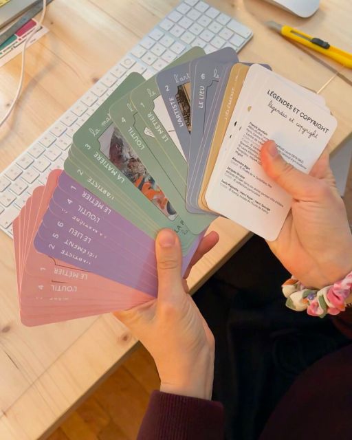 Dans les coulisses de la création du nouvel outil d’aide à la visite pour la Villa Majorelle : La Primotheka !Heruditatem a conçu avec les équipes de Nancy Musées une malle dotée  de 6 activités pédagogiques comme par exemple un jeu de 7 familles, un memory revisité, une matériauthèque, ... dans le but de mieux comprendre la Villa, son fonctionnement et sa construction.Basé sur les principes de la ludopédagogie, il est conçu pour les adultes en phase d'apprentissage du français ainsi que pour le public scolaire de CP et CE1 en période de consolidation de la lecture. Il s’agit d’accompagner la découverte de la Villa par le biais de jeux qui permettent un enrichissement du vocabulaire de la vie quotidienne et l’acquisition du vocabulaire de l’architecture.La Primotheka s'inscrit dans le projet "Art nouveau as a new utopia", porté par le Réseau Art Nouveau Network et soutenu par la Commission Européenne, dans le cadre du programme Creative Europe#ludopédagogie #primotheka #reseauartnouveaunetwork #europecreative #Nancy #villamajorelle #villamajorellenancy #majorelle #RANN