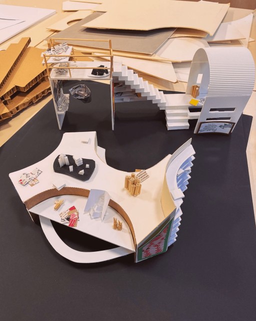 Nouvelle thématique pour l’équipe d’Heruditatem !À la croisée du design et de l’architecture, nous explorons le mobilier continu.Comment imaginer un meuble aux usages multiples ?C’est la problématique travaillée par les élèves de Seconde et Première du lycée Hanzelet à Pont-à-Mousson, dans le cadre des Nuits de la lecture.Un projet qui invite à repenser les usages, les espaces et les fonctions du mobilier à travers la réflexion et l’expérimentation.