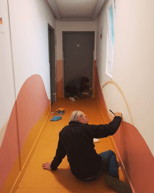 Chantier participatif — R+1 terminéLa transformation des couloirs de la pension de famille Adoma d’Essey-lès-Nancy se poursuit avec un second chantier, consacré au niveau R+1.Le principe reste le même :les ambiances sont imaginées par les résidents, construites lors de temps de concertation, puis réalisées collectivement en chantier participatif.Chaque étage devient un espace plus chaleureux, plus personnel et plus proche de l’identité des habitants, favorisant l’appropriation des lieux et le vivre-ensemble.Une nouvelle étape réussie dans ce projet collectif, et de prochaines transformations déjà en préparation.#ChantierParticipatif #Adoma #EsseyLèsNancy #Habitat #ProjetCollectif #PouvoirDHabiter #Transformation #VieCollective