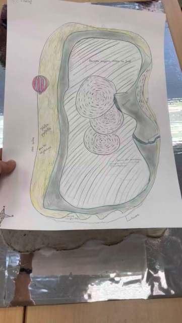 Deuxième année d’intervention au collège de La Vôge-les-Bains dans le cadre de l’enseignement du français.Cette année, quatre classes ont participé au projet : deux classes de 6e autour de L’Odyssée d’Homère et deux classes de 5e autour des robinsonnades.Le déroulé reste identique pour chaque groupe. En amont, les élèves ont analysé des extraits de textes avec leur enseignant et réalisé un schéma des espaces décrits. Lors de nos interventions, l’objectif a été de traduire ce travail en maquettes.Un projet qui croise lecture, compréhension et création.#educationartistique #pedagogie #college #francais #lecture #creation #maquette #projetpedagogique