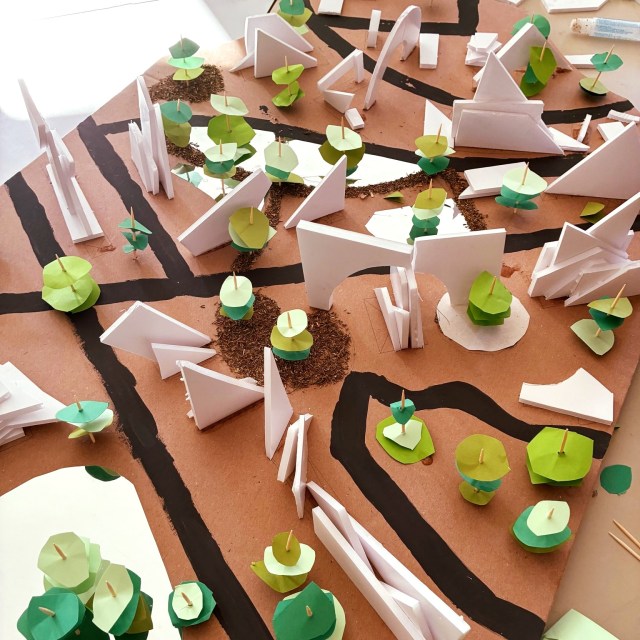 Nous sommes ravis de poursuivre notre collaboration avec HiLo – Histoire Locale de la commune de Vandœuvre-lès-Nancy, avec qui nous aimons beaucoup travailler !- Deuxième année consécutive au périscolaire de l’école Paul Bert.- Cette année, la thématique est : les souvenirsUn groupe d’une douzaine d’enfants a la chance de participer, tous les mardis soirs, à des ateliers variés animés par différents intervenants, tout au long de l’année scolaire 2025/2026.@villedevandoeuvre #Partenariat #HiLo #HistoireLocale #VandœuvreLesNancy #Périscolaire #EcolePaulBert #AteliersEnfants #Souvenirs #ProjetEducatif