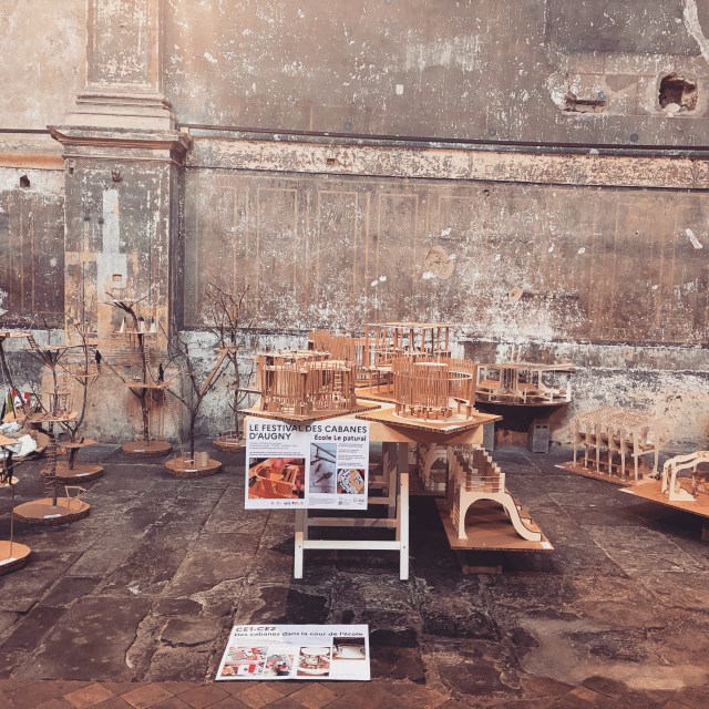 Résidence artistique en milieu scolaireProposée par la Ville et l’Eurométropole de Metz, cette résidence artistique en milieu scolaire permet de sensibiliser les élèves à l’art, à la culture et à la création.Heruditatem y prend part depuis plusieurs années avec toujours autant d’enthousiasme.Cette année, plus de 40 heures d’ateliers ont été menées auprès de trois classes principales (CM1-CM2, CM2 et CE1-CE2) autour de la thématique de la cabane, ainsi qu’auprès de six classes périphériques pour une initiation à l’architecture dans l'école Le pâtura d'Augny!Le thème des cabanes a été exploré à partir de lieux proches et familiers des enfants. Les maquettes réalisées ont été imaginées pour s’implanter — en projet — dans le parc Simon, situé face à l’école, mais aussi dans la cour de l’établissement.Deux classes ont travaillé autour du parc Simon :l’une a conçu des maquettes de cabanes dans les arbres, tandis que l’autre a imaginé des cabanes au sol.La troisième classe a, quant à elle, imaginé des cabanes dans la cour de l’école, pensées pour profiter à tous les enfants, de la maternelle au CM2.Une manière d’amener les élèves à observer, comprendre et réinventer leur environnement quotidien à travers l’architecture. (Les photographies ont été prises à l'Eglise des Trinitaires de Metz pendant l'installation de l'exposition, qui comme chaque année mets en lumière le travail des résidences dans les écoles sur le territoire de la métropole de Metz)#RésidenceArtistique #Architecture #MédiationCulturelle #Heruditatem #EurométropoleDeMetz #VilleDeMetz #Cabane #Maquette #ArchitecturePourLesEnfants #ProjetPédagogique @ville_de_metz @eurometropolemetz