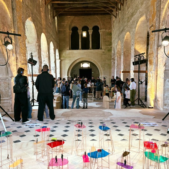 Restitution et exposition : un moment festif pour clôturer projet collaboratif.Après plusieurs mois riches en découvertes, en échanges et en création, place à la restitution !Les élèves de CM de l’école de Dugny et les adolescents du chantier jeunes de la Communauté de communes Val de Meuse – Voie Sacrée, dans le cadre du dispositif des chantiers jeunes, ont pu présenter le fruit de leur travail.L’exposition met en valeur les réalisations des élèves de l'école, accompagnées et sublimées par le mobilier fabriqué par les jeunes lors du chantier participatif.Un beau projet de transmission entre générations, mêlant architecture, fabrication, créativité et engagement collectif.