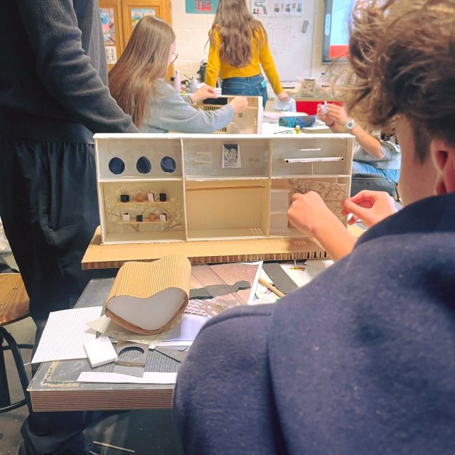 Réfléchir aux espaces du quotidien : un projet autour de l’architectureCe projet s’est construit en deux temps : une conférence pour découvrir l’architecture et les différents métiers qui y sont liés, puis une journée d’atelier autour d’une problématique concrète rencontrée dans de nombreux établissements scolaires.Comment aménager ou optimiser les couloirs ?Ces espaces de passage accueillent pourtant de nombreux usages : circuler, exposer des travaux, accrocher ses affaires, ranger ses vêtements, se retrouver ou encore faire une pause.Les 30 élèves de 4ᵉ du collège Guynemer à Nancy ont été invités à observer leur environnement et à imaginer des solutions adaptées.Après un relevé et une modélisation du couloir existant, ils ont conçu des propositions en maquettes pour repenser cet espace du quotidien.Un atelier pour comprendre que l’architecture commence par l’observation des usages et des besoins.