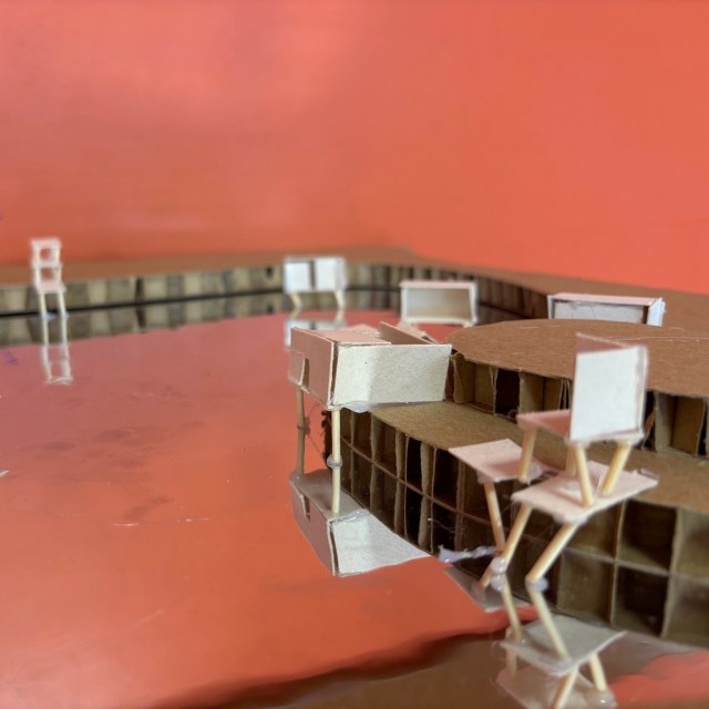 Un projet fédérateur pour les écoles de Trondes et BoucqLes élèves de l’école maternelle de Trondes et de l’école primaire de Boucq ont participé à un projet commun réunissant 4 classes autour d’un parcours de 40 heures d’intervention.Un temps de découverte, d’expérimentation et de création, inscrit dans le cadre de l’éducation artistique et culturelle.Au fil des ateliers, les élèves ont découvert l’architecture vernaculaire : ces différentes manières de construire à travers le monde, en s’adaptant aux environnements, aux climats et aux ressources disponibles.Chaque classe a exploré un paysage du monde et ses spécificités, avant de concevoir et réaliser des maquettes de petites architectures imaginées pour s’intégrer à ces milieux et répondre à leurs contraintes.En parallèle, les élèves des deux écoles ont découvert le monde de l’architecture et les différents métiers qui y sont associés.Un projet qui mêle culture, créativité et compréhension du monde qui nous entoure.