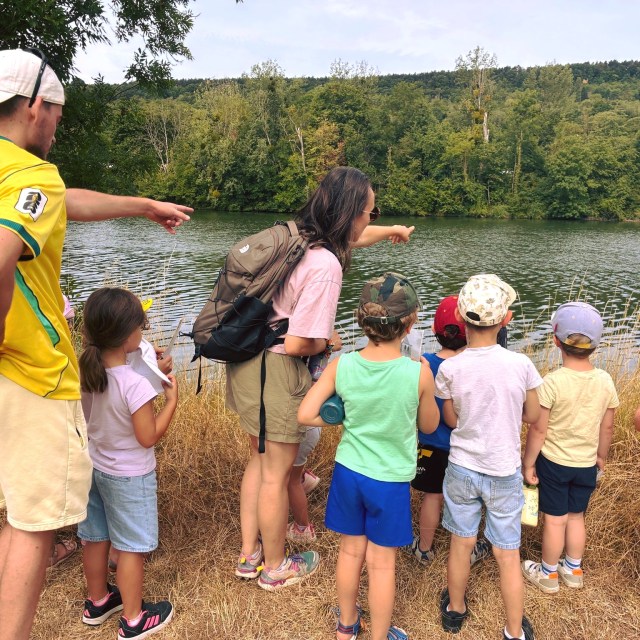 Projet estival : l’eau et le territoire !Cet été, Heruditatem a proposé une série de 8 journées d’ateliers réparties dans plusieurs communes de la Communauté de communes Mad & Moselle : Thiaucourt, Jouy-aux-Arches, Bernécourt, Corny-sur-Moselle et Chambley.Au cœur de cette programmation : l’eau et le territoire.À travers des balades sensibles et la réalisation de cartes mentales, petits et grands ont observé, ressenti et mieux compris les paysages qui les entourent.Une manière ludique et créative de découvrir leur territoire, d’en révéler les richesses et de porter un nouveau regard sur leur environnement.