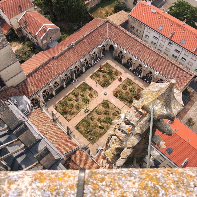 Pour clôturer deux semaines de découverte du patrimoine, direction Toul !Dans le cadre du dispositif « Patrimoine en partage » du ministère de la Culture, Heruditatem s'est associée au service Patrimoine de la Ville de Vandœuvre-lès-Nancy et à la MJC Lorraine pour proposer deux semaines d'ateliers à une quarantaine d'enfants.Après avoir exploré le patrimoine de Vandœuvre-lès-Nancy Village à travers des jeux de piste, des observations et des ateliers de maquettes, cette journée à Toul est venue ouvrir le regard sur un autre territoire.Au fil des rues, des monuments et des détails architecturaux, les enfants ont découvert une nouvelle manière de lire la ville, de comprendre son histoire et d'observer le patrimoine qui les entoure.Une belle façon de terminer ces deux semaines d'ateliers en mettant en pratique tout ce qui avait été exploré et expérimenté au fil du projet.Merci au service Patrimoine de la Ville de Vandœuvre-lès-Nancy, à la MJC Lorraine et à tous les participants pour cette belle aventure de découverte et de transmission !