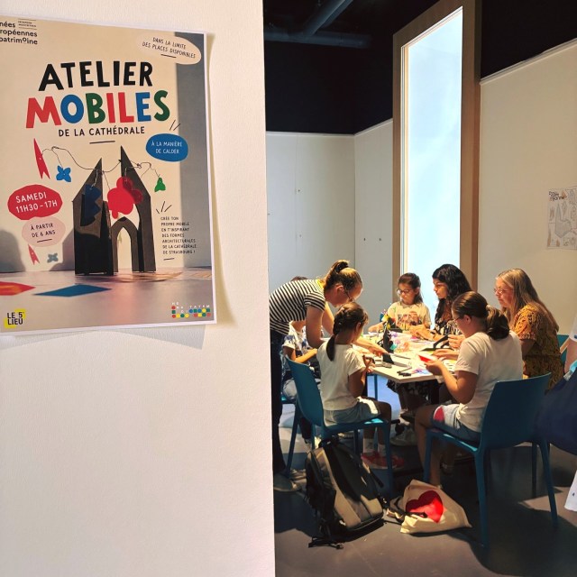 Pour la 6e année consécutive, Heruditatem a proposé un atelier familial au 5e Lieu !À l’occasion de la célébration des 800 ans de la cathédrale, les participant·es ont été invités à observer et explorer son architecture autrement.Au programme : la création d’un mobile inspiré du travail d’Alexander Calder, composé de représentations d’éléments architecturaux de la cathédrale.Une manière ludique de découvrir le patrimoine, de manipuler les formes et de laisser parler sa créativité !Et bien sûr, chaque participant·e est reparti avec son propre petit chef-d’œuvre chez soi !@5elieu