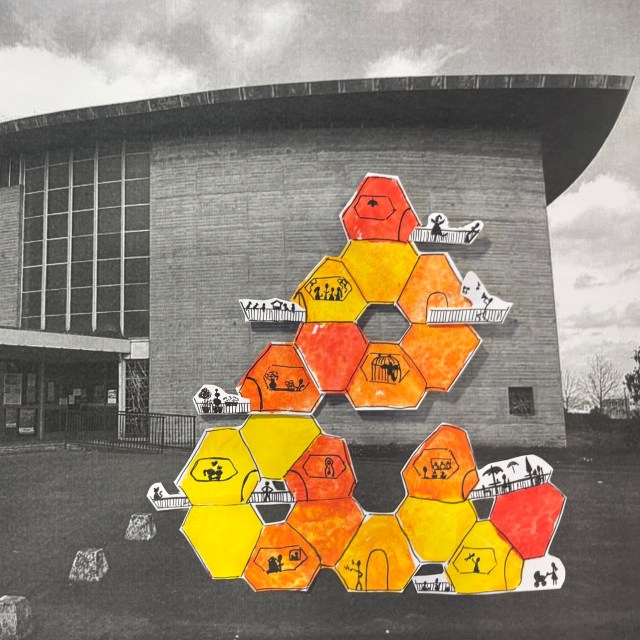 Journées Nationales de l’Architecture : deux formats pour une semaine à Vandœuvre-lès-NancyÀ l’occasion des Journées Nationales de l’Architecture, Heruditatem a investi la commune de Vandœuvre-lès-Nancy à travers deux formats de médiation, à destination des scolaires et du grand public.Du côté des scolaires, grâce à la citée éducative, quatre journées d’ateliers ont été organisées au sein des écoles élémentaires Brossolette et Paul Bert. Au total, 8 classes ont pu bénéficier d’une demi-journée pour découvrir l’architecture de leur territoire proche,  porter un nouveau regard sur les lieux qu’ils fréquentent au quotidien et réaliser des créations artistiques.Du côté du grand public, rendez-vous était donné le samedi 17 octobre à la médiathèque pour un événement consacré à l’architecture d’Henri Prouvé et à l’utilisation de la répétition en architecture. Une occasion d’explorer une approche architecturale singulière et de découvrir comment la répétition peut devenir un véritable outil de conception.